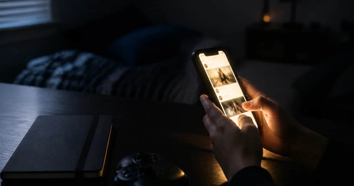 What is Teen Screen Addiction? Signs, AU Guidelines and Hypnotherapy
